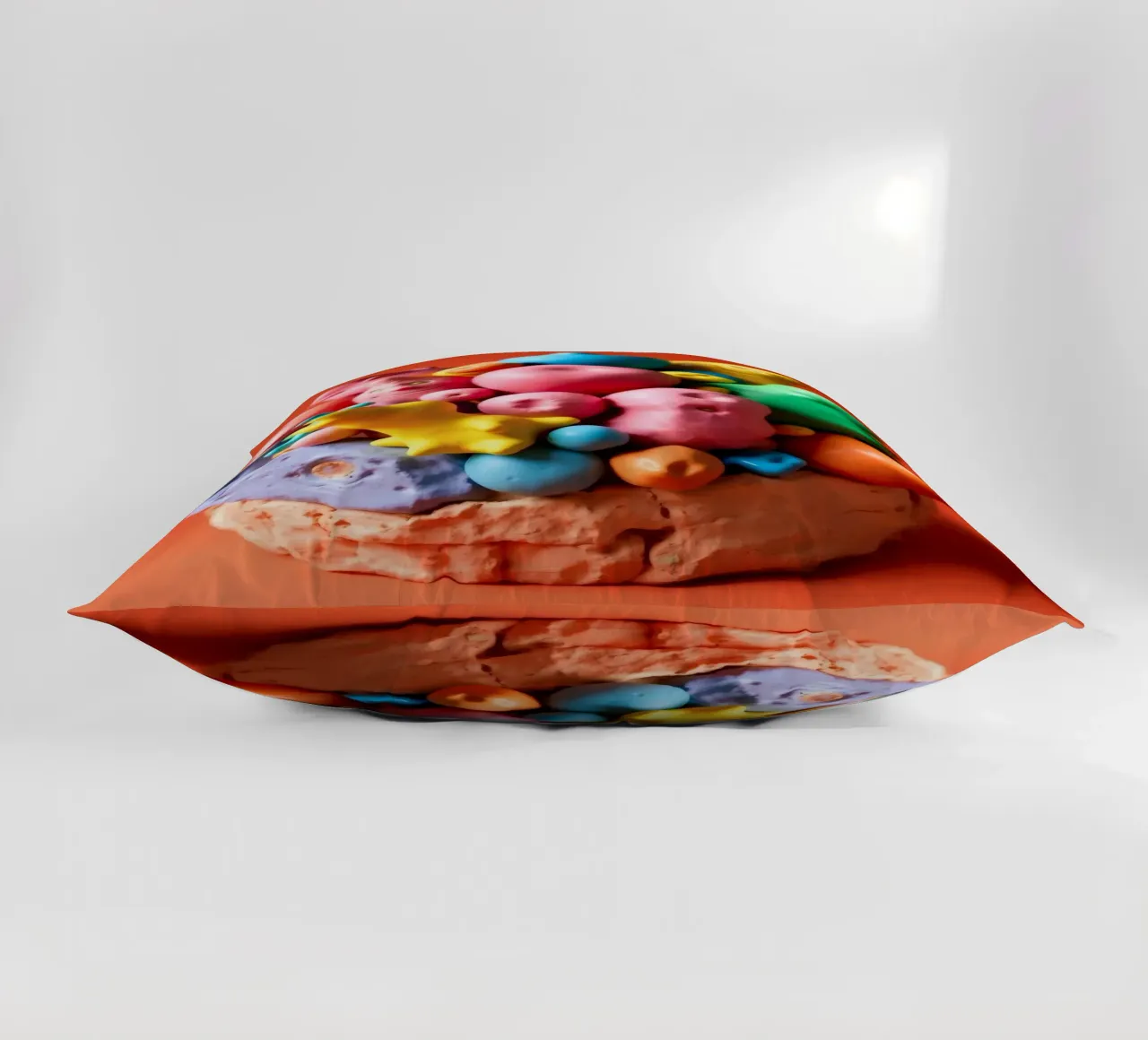 Assortimento colorato di forme e personaggi giocosi cuscino da DesignDoodle