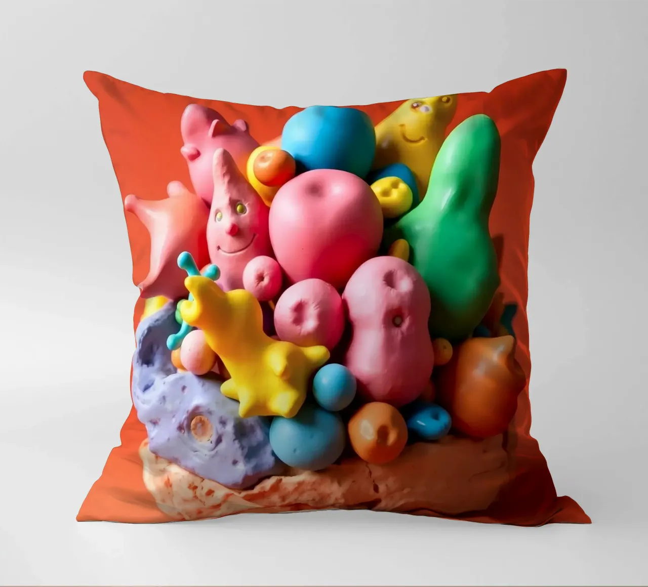 Assortimento colorato di forme e personaggi giocosi cuscino da DesignDoodle