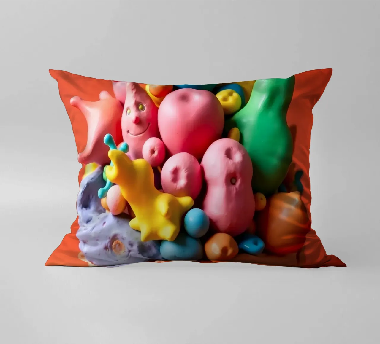 Assortimento colorato di forme e personaggi giocosi cuscino da DesignDoodle