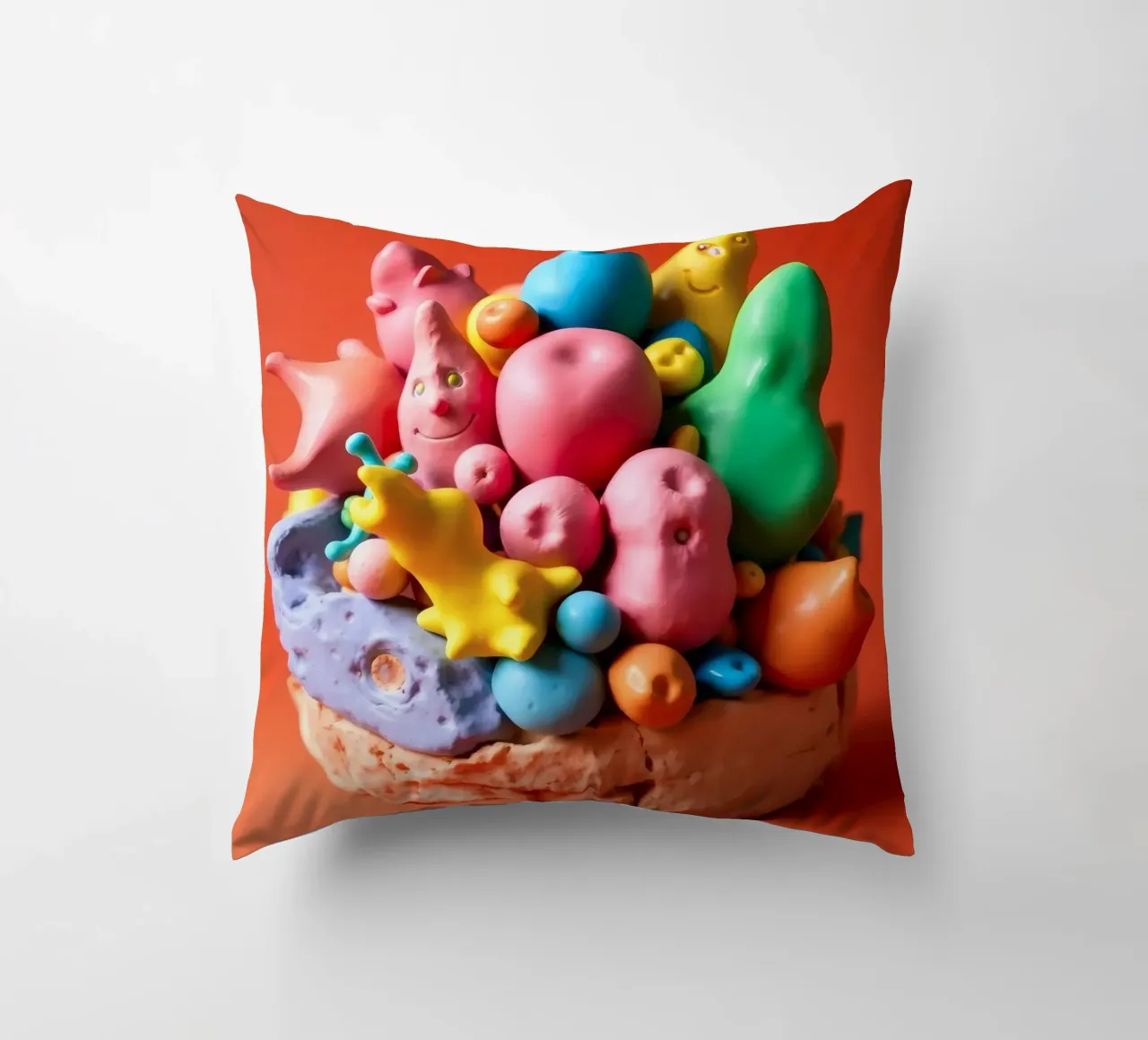 Assortimento colorato di forme e personaggi giocosi cuscino da DesignDoodle