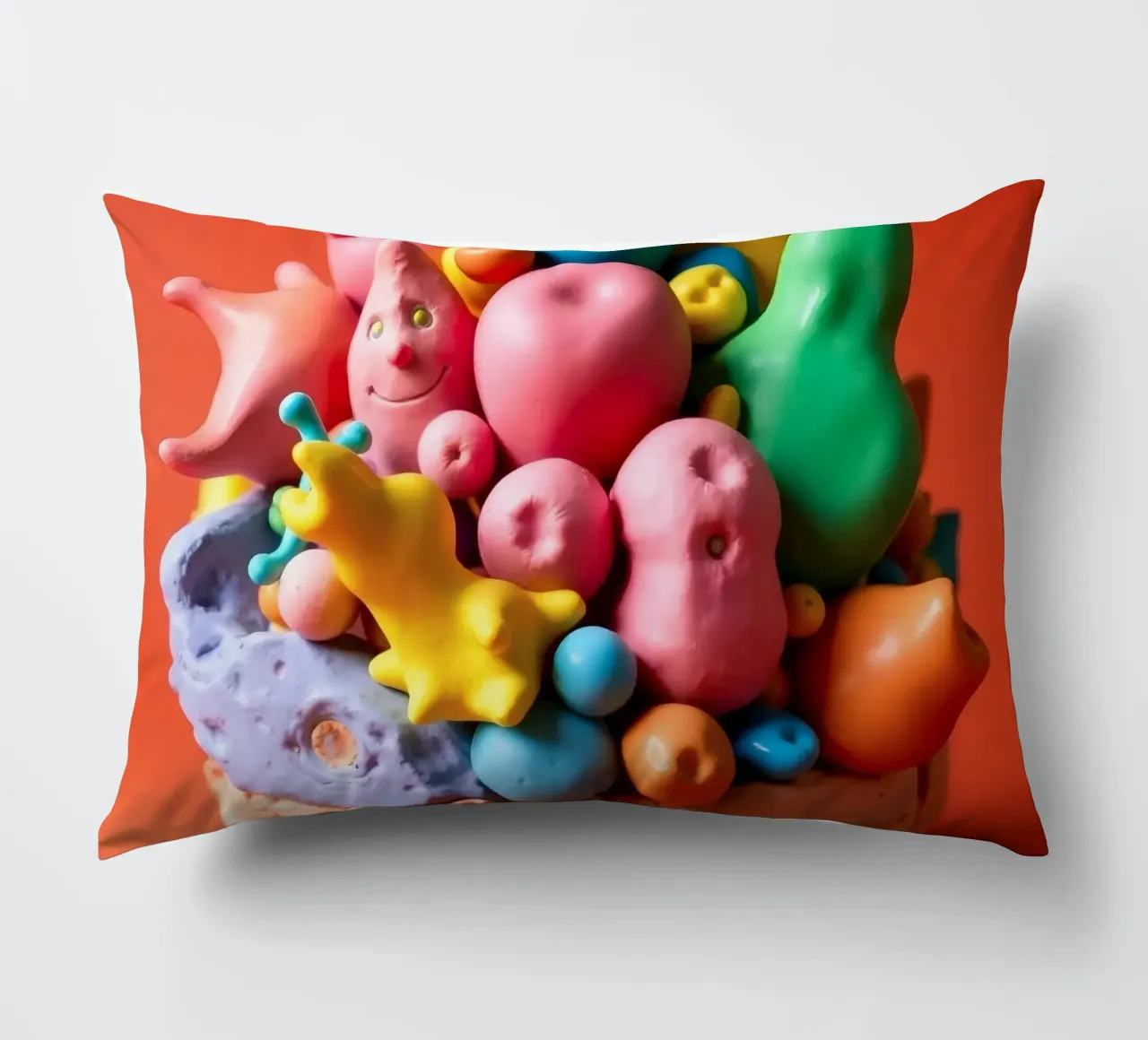 Assortimento colorato di forme e personaggi giocosi cuscino da DesignDoodle