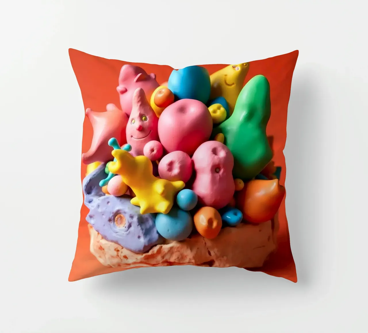 Assortimento colorato di forme e personaggi giocosi cuscino da DesignDoodle