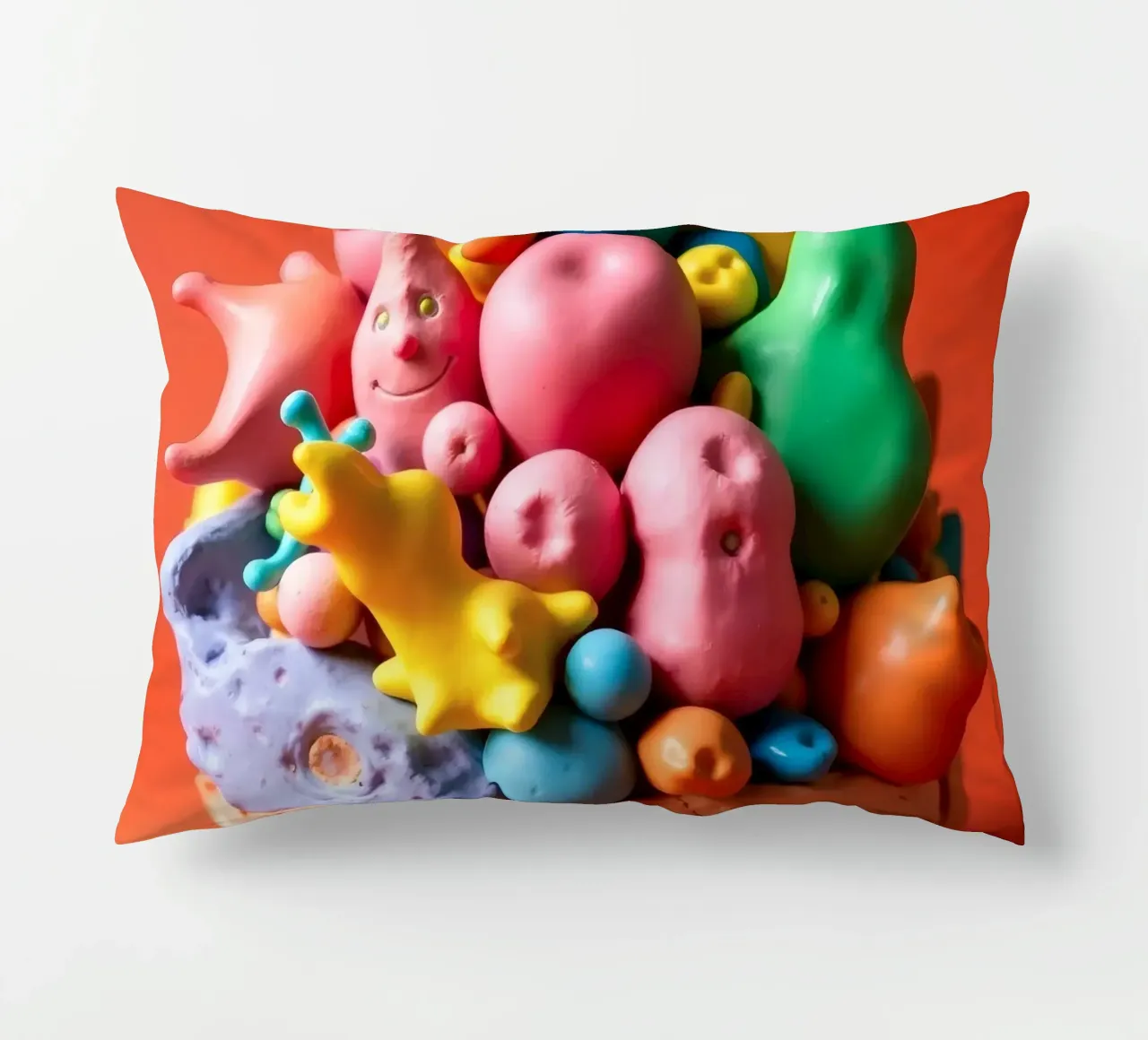 Assortimento colorato di forme e personaggi giocosi cuscino da DesignDoodle