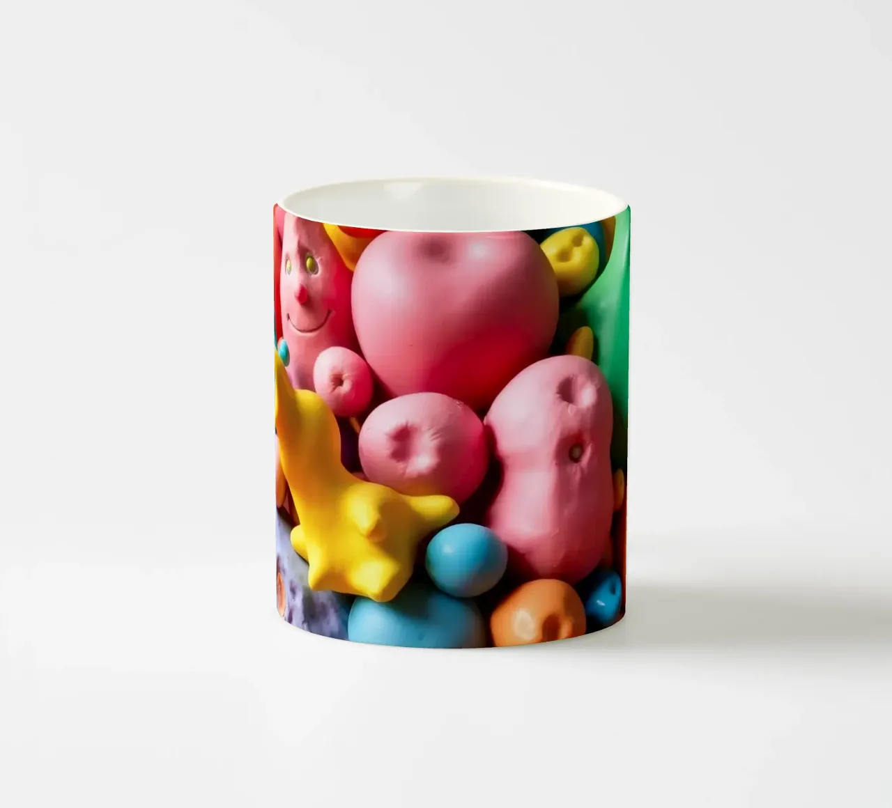Assortimento colorato di forme e personaggi giocosi tazza in ceramica da DesignDoodle