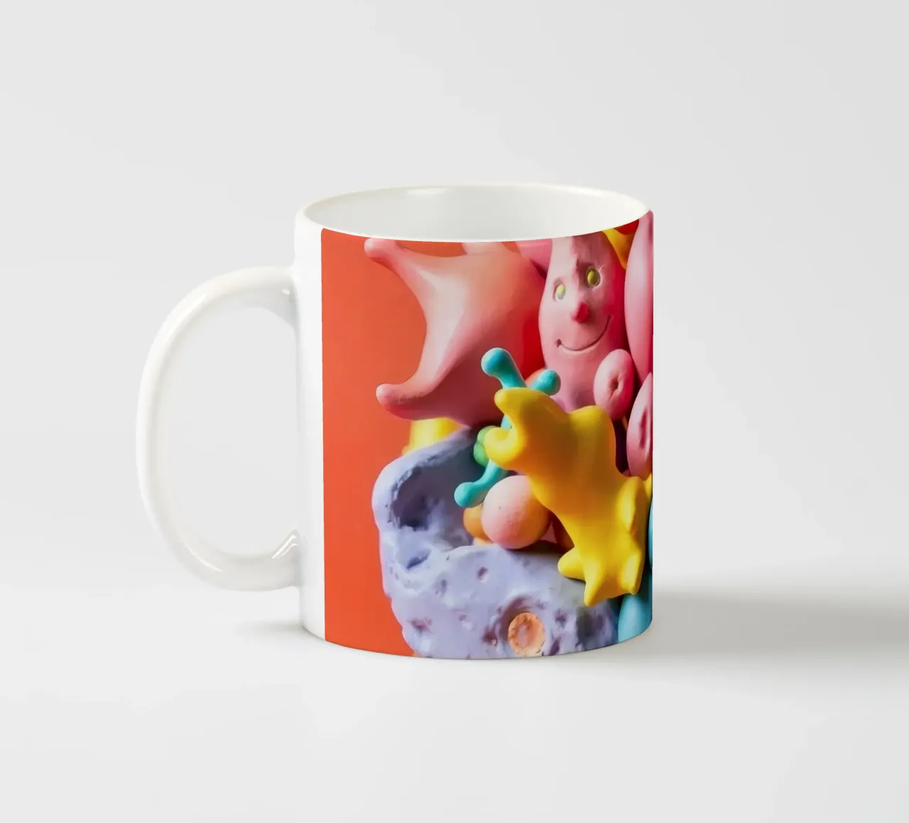 Assortimento colorato di forme e personaggi giocosi tazza in ceramica da DesignDoodle
