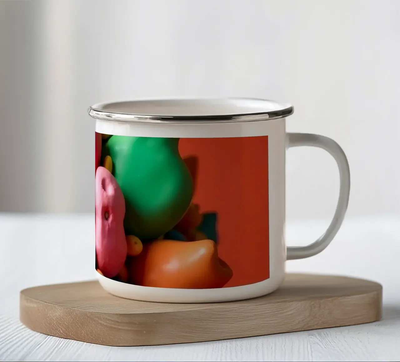Assortimento colorato di forme e personaggi giocosi tazza in smalto da DesignDoodle