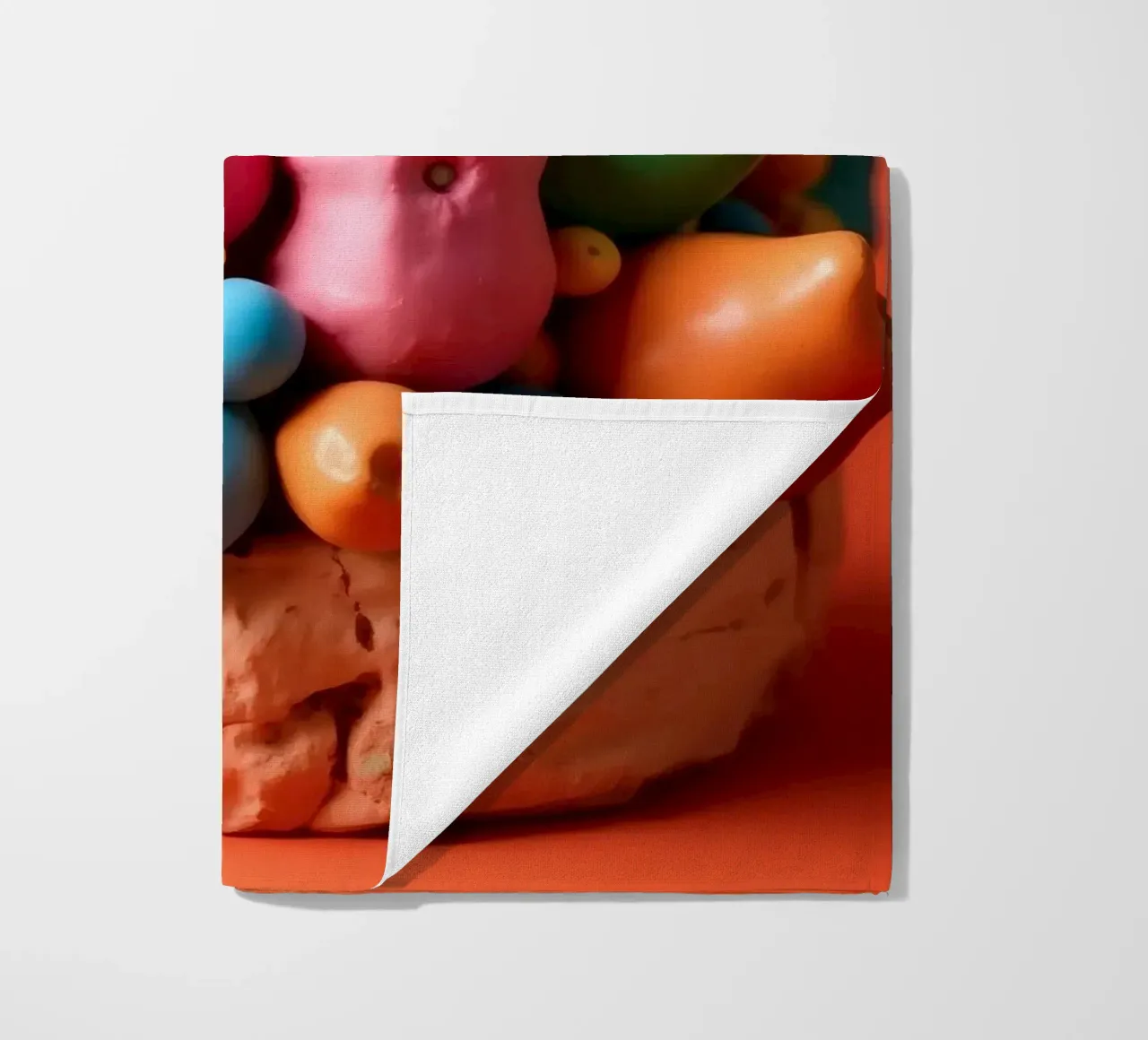 Assortimento colorato di forme e personaggi giocosi telo mare da DesignDoodle