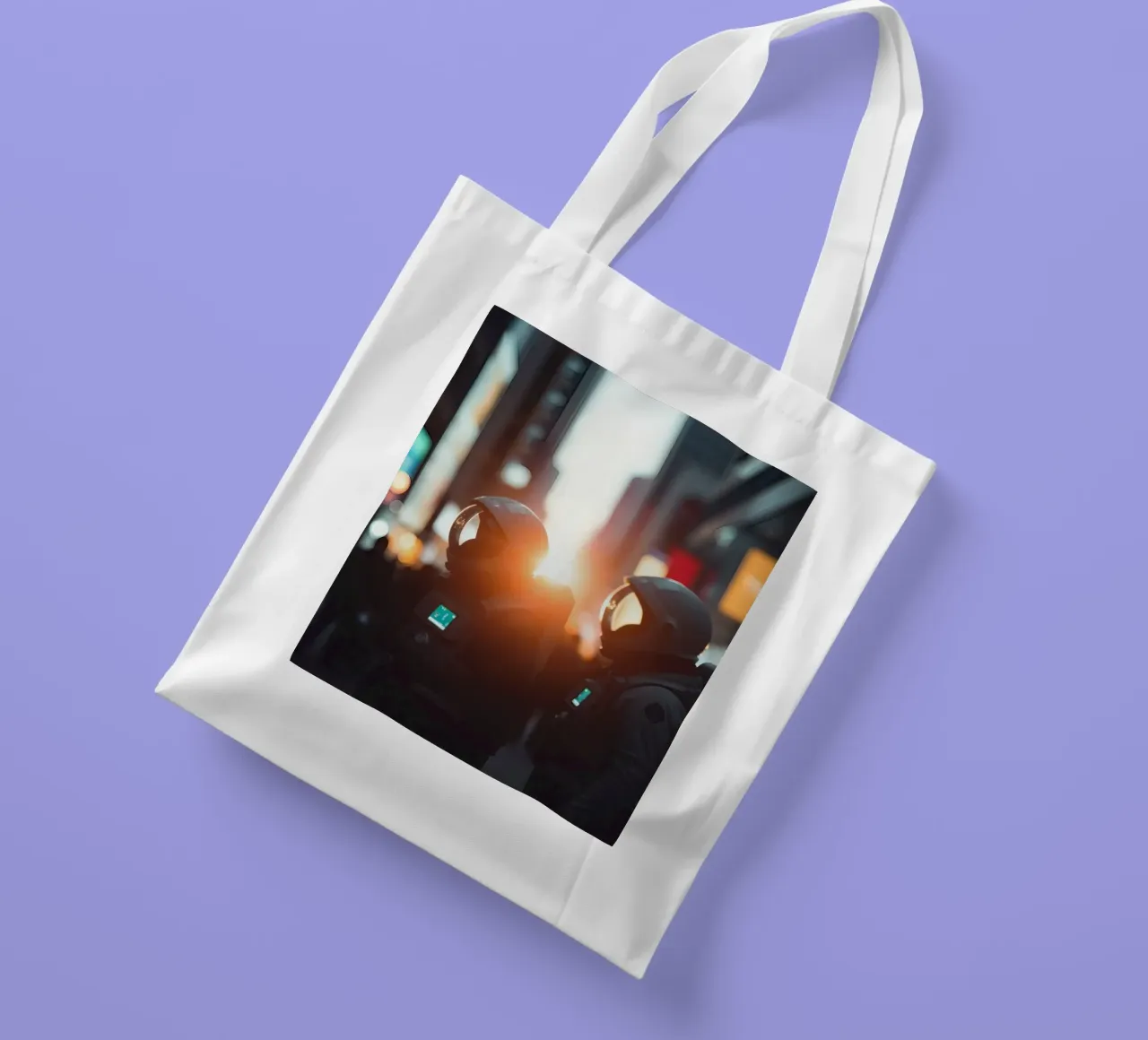 Due astronauti esplorano una città vivace durante il tramonto borsa in juta da DesignDoodle