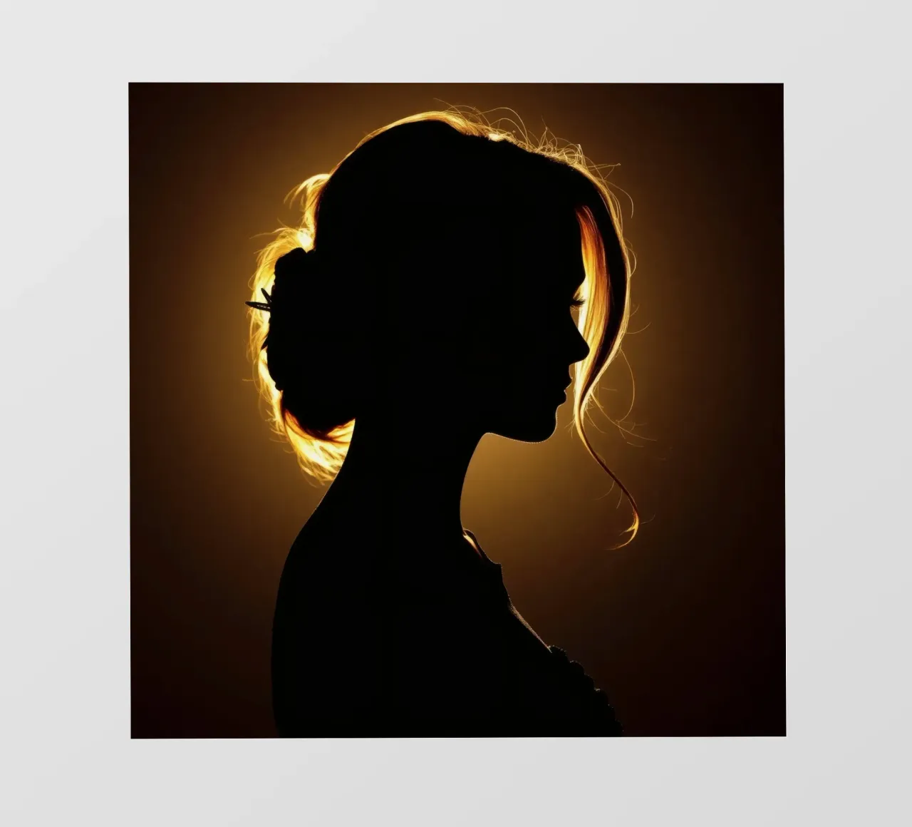 Silhouette di una donna con capelli fluenti illuminata da una luce calda pellicola backlit da DesignDoodle