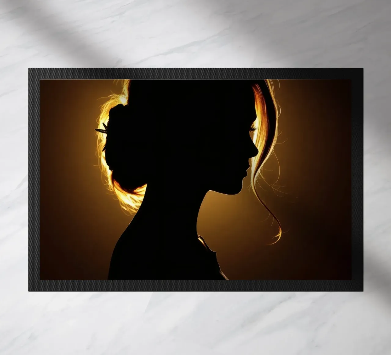 Silhouette di una donna con capelli fluenti illuminata da una luce calda zerbino da DesignDoodle