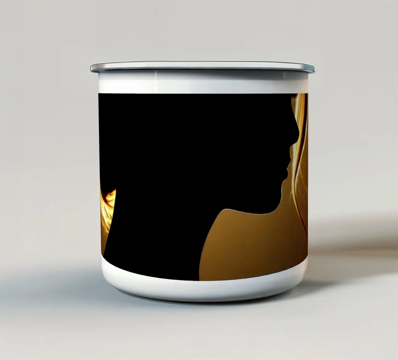 Silhouette di una donna con capelli fluenti illuminata da una luce calda tazza in smalto da DesignDoodle