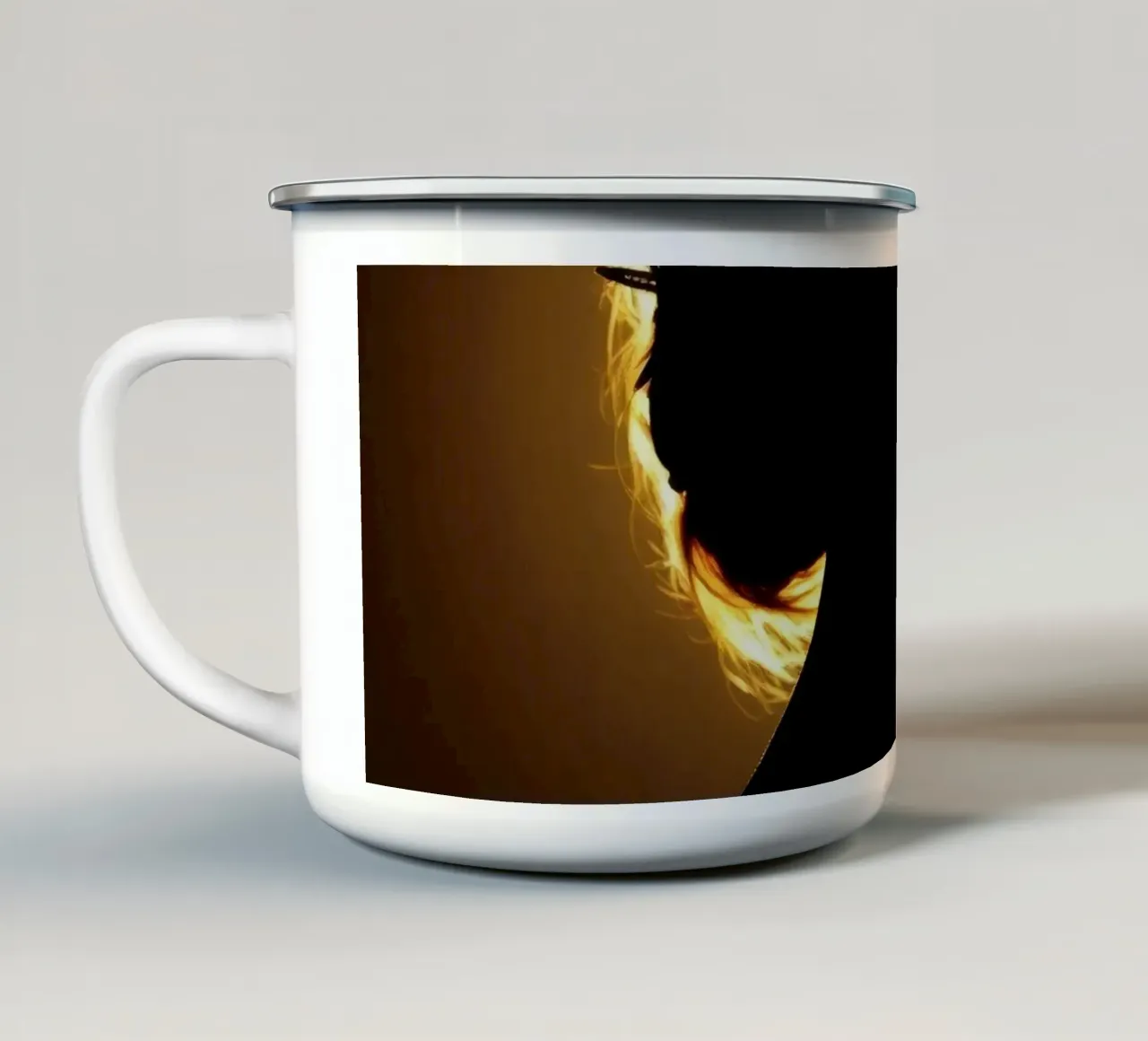 Silhouette di una donna con capelli fluenti illuminata da una luce calda tazza in smalto da DesignDoodle