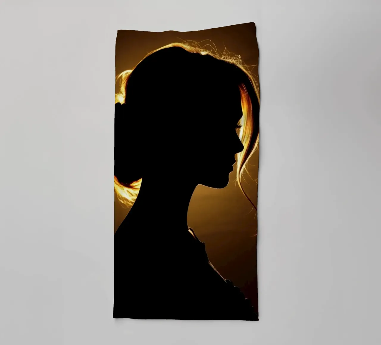 Silhouette di una donna con capelli fluenti illuminata da una luce calda asciugamano da bagno da DesignDoodle
