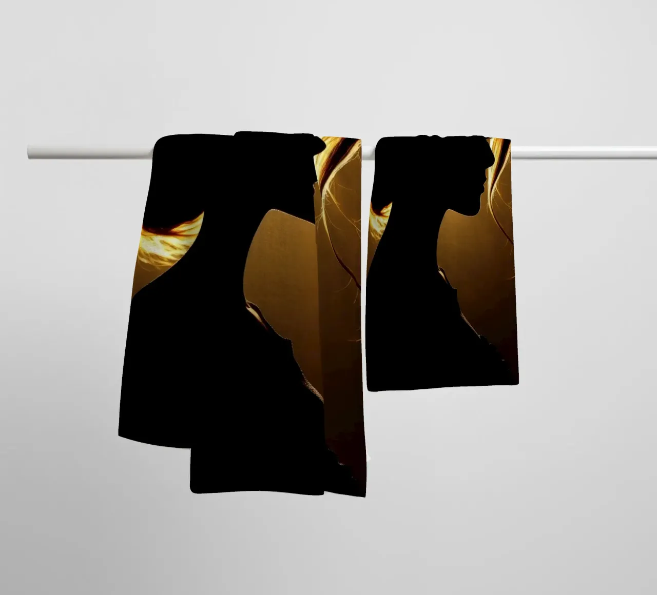 Silhouette di una donna con capelli fluenti illuminata da una luce calda asciugamano da bagno da DesignDoodle