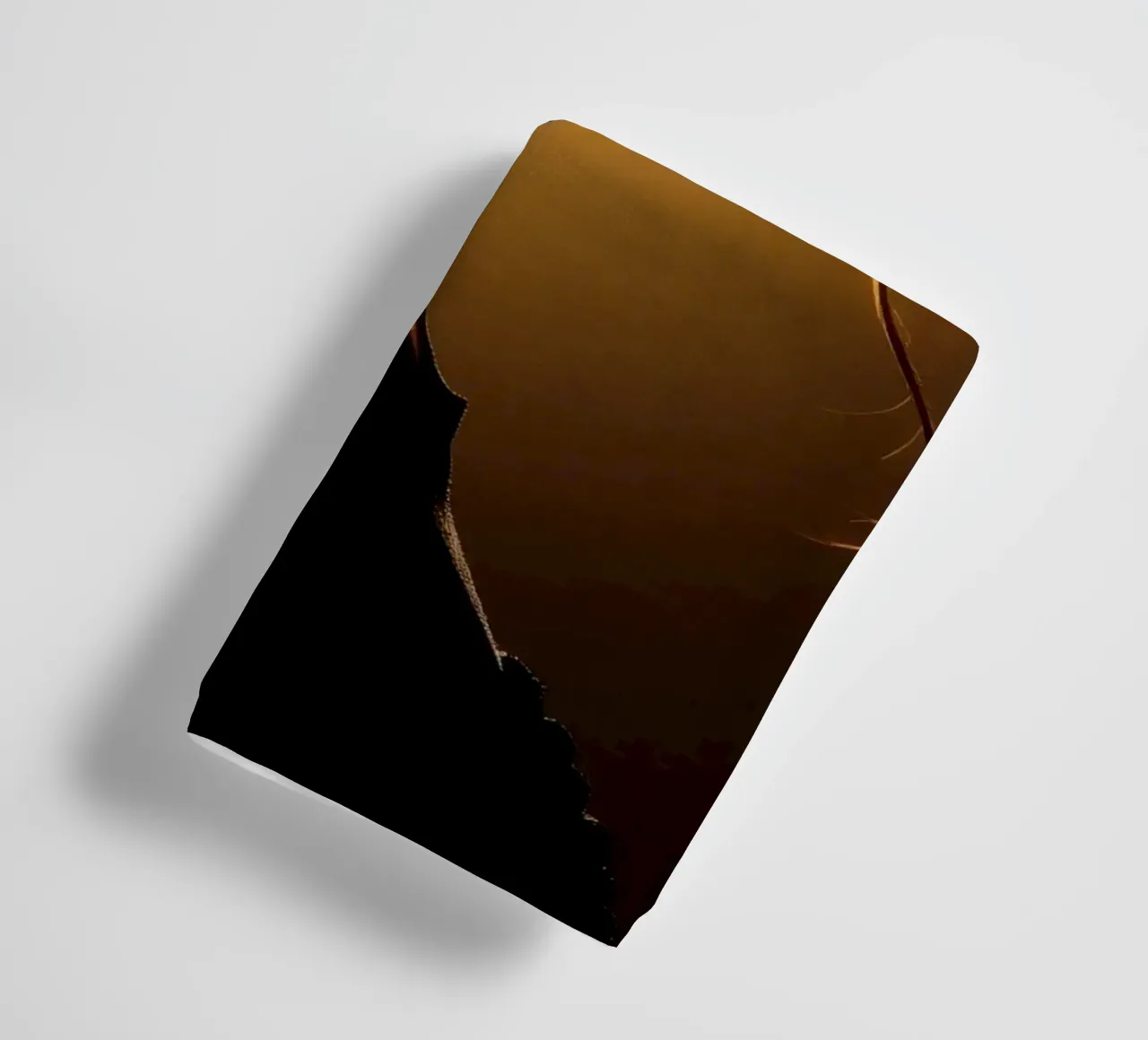 Silhouette di una donna con capelli fluenti illuminata da una luce calda asciugamano da bagno da DesignDoodle