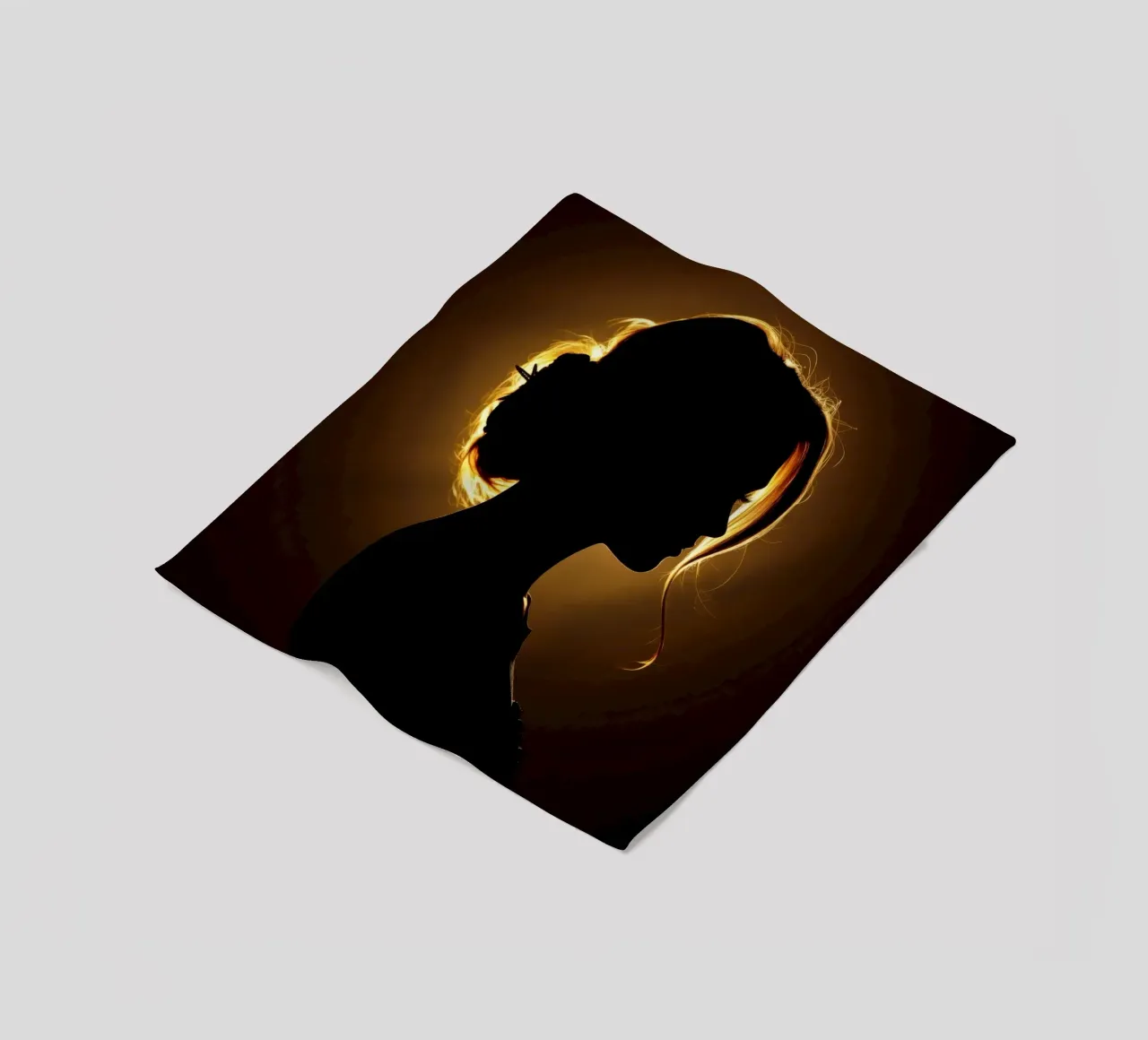 Silhouette di una donna con capelli fluenti illuminata da una luce calda coperta in pile da DesignDoodle