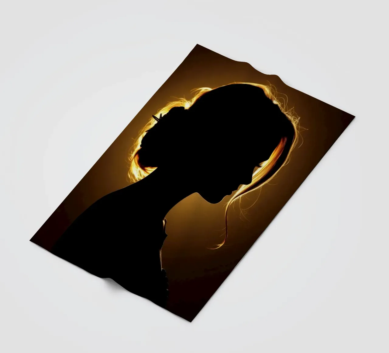 Silhouette di una donna con capelli fluenti illuminata da una luce calda coperta in pile da DesignDoodle