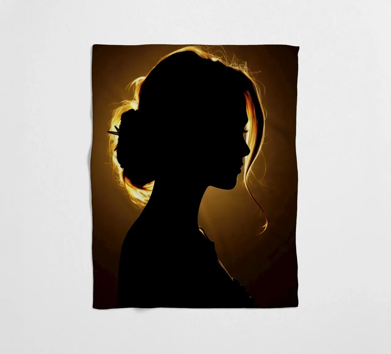 Silhouette di una donna con capelli fluenti illuminata da una luce calda coperta in pile da DesignDoodle