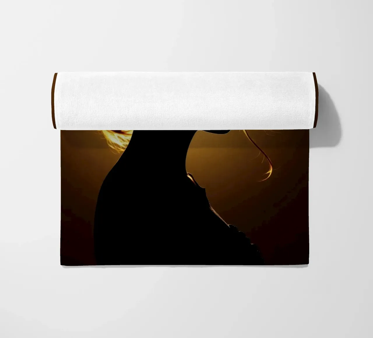Silhouette di una donna con capelli fluenti illuminata da una luce calda telo mare da DesignDoodle