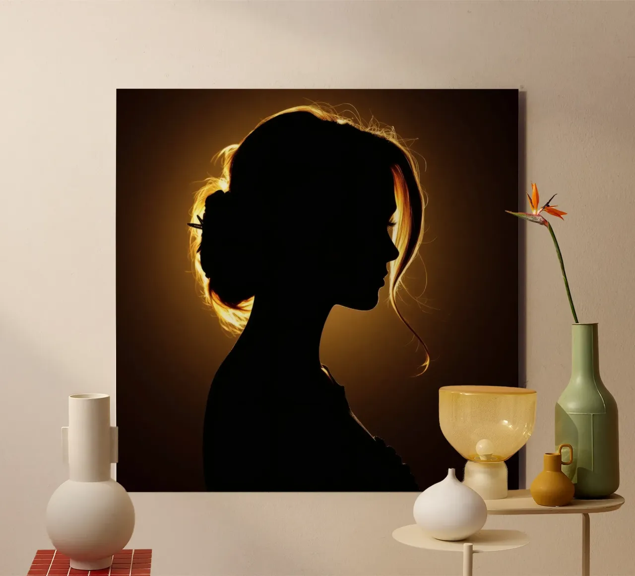 Silhouette di una donna con capelli fluenti illuminata da una luce calda alluminio dibond da DesignDoodle