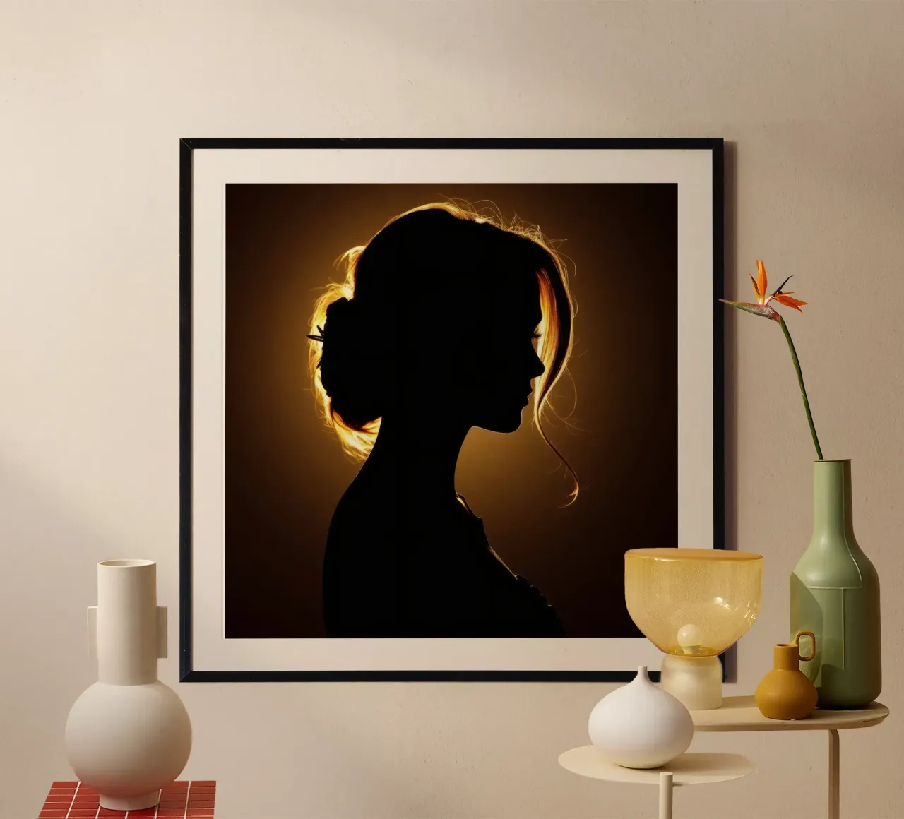 Silhouette di una donna con capelli fluenti illuminata da una luce calda poster con telaio in alluminio da DesignDoodle