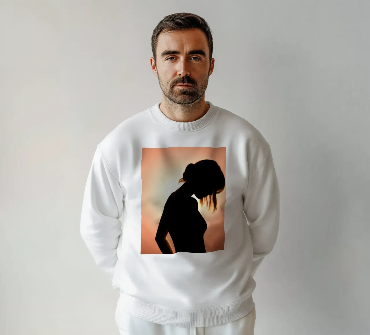 Silhouette di una donna in uno splendido tramonto felpa da DesignDoodle