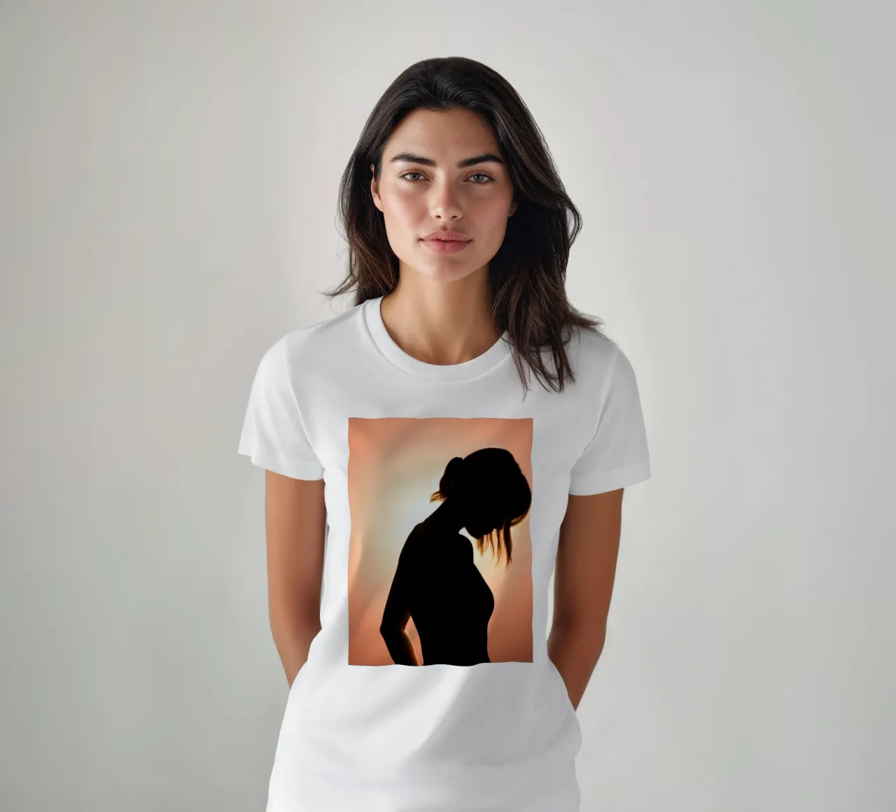 Silhouette di una donna in uno splendido tramonto t-shirt da DesignDoodle