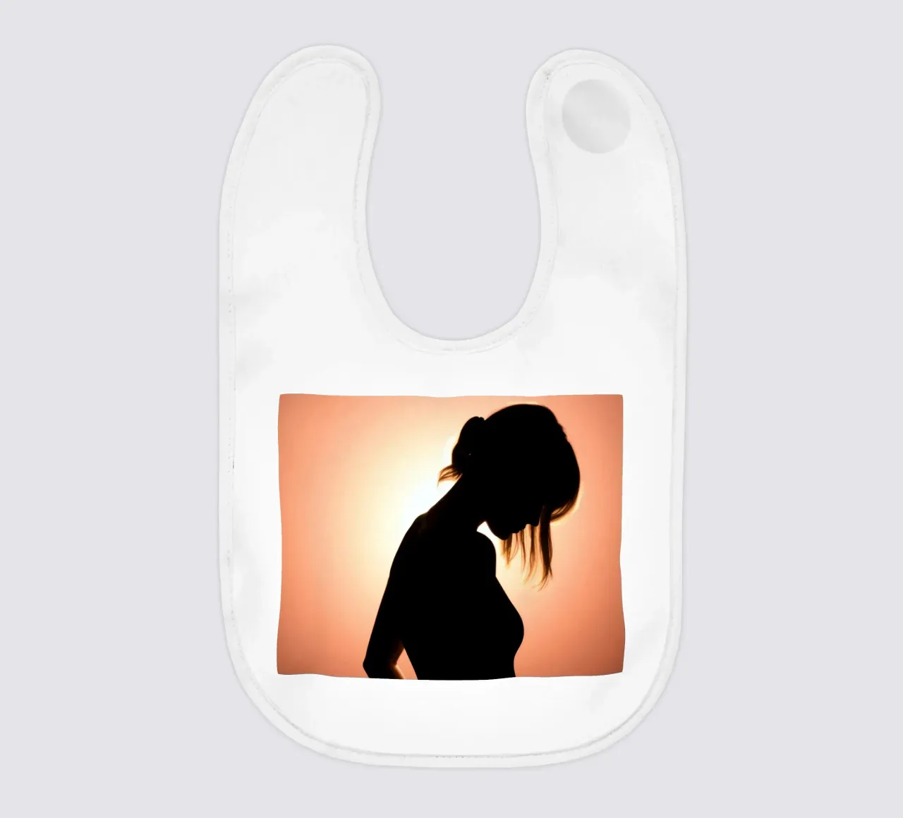 Silhouette di una donna in uno splendido tramonto bavaglino da DesignDoodle