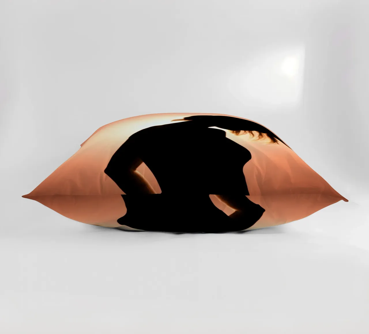 Silhouette di una donna in uno splendido tramonto cuscino da DesignDoodle