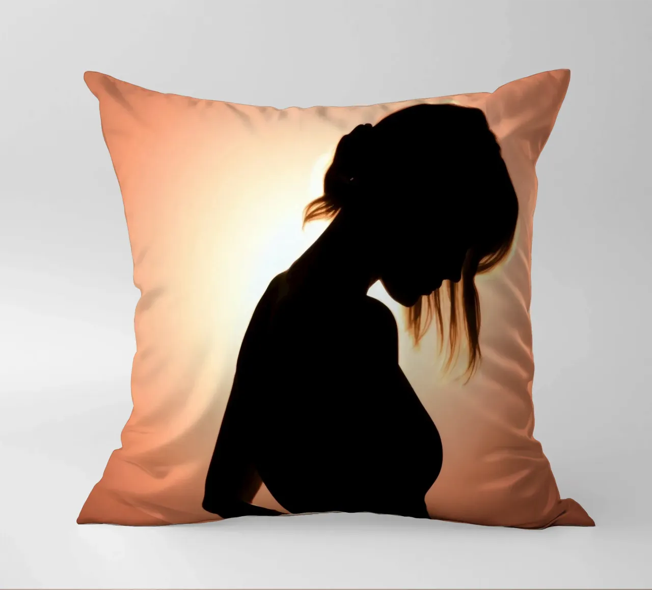 Silhouette di una donna in uno splendido tramonto cuscino da DesignDoodle