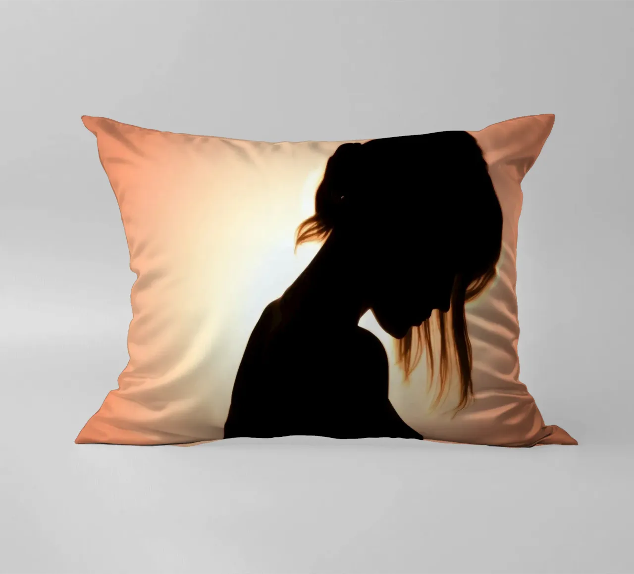 Silhouette di una donna in uno splendido tramonto cuscino da DesignDoodle