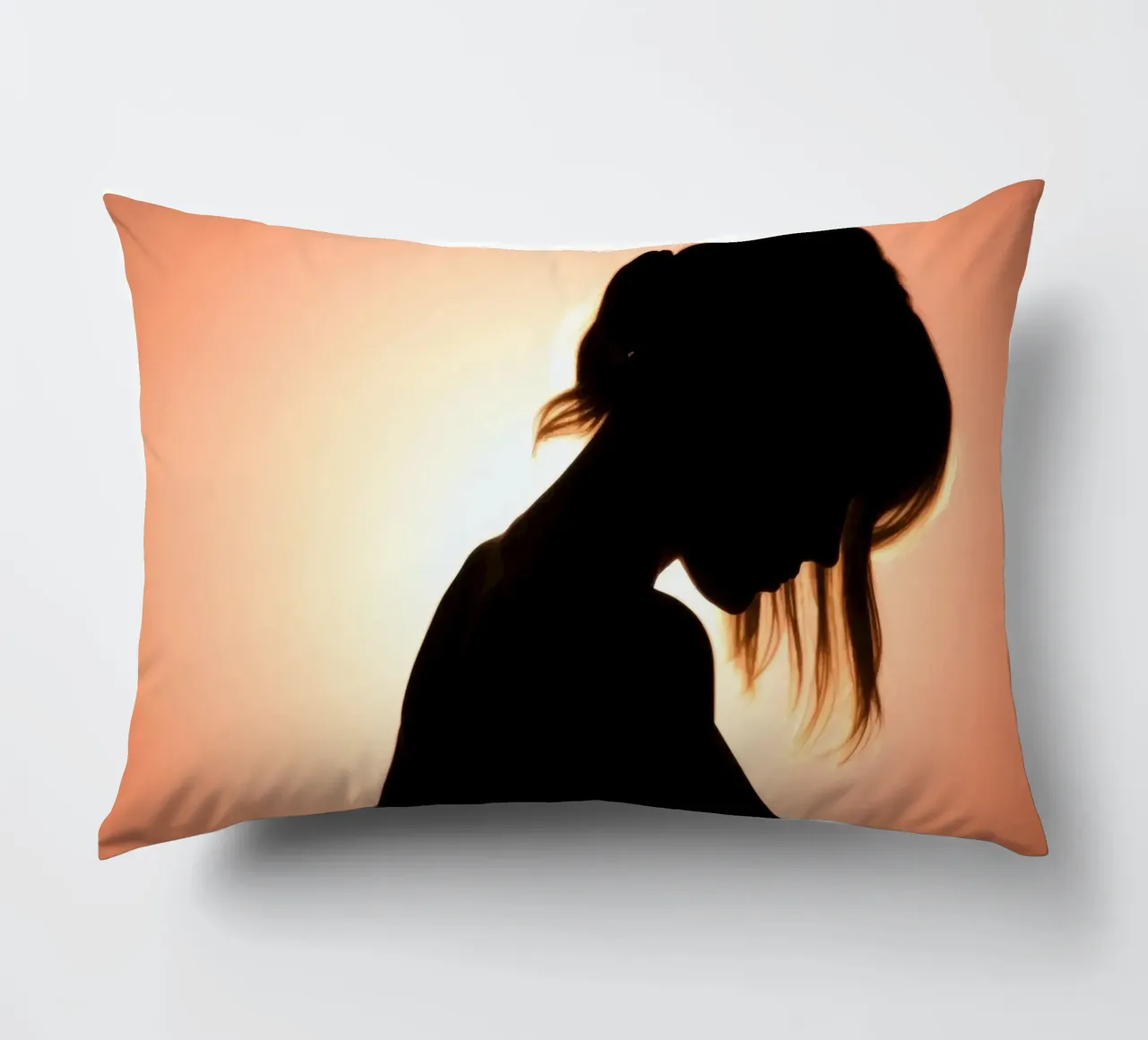 Silhouette di una donna in uno splendido tramonto cuscino da DesignDoodle