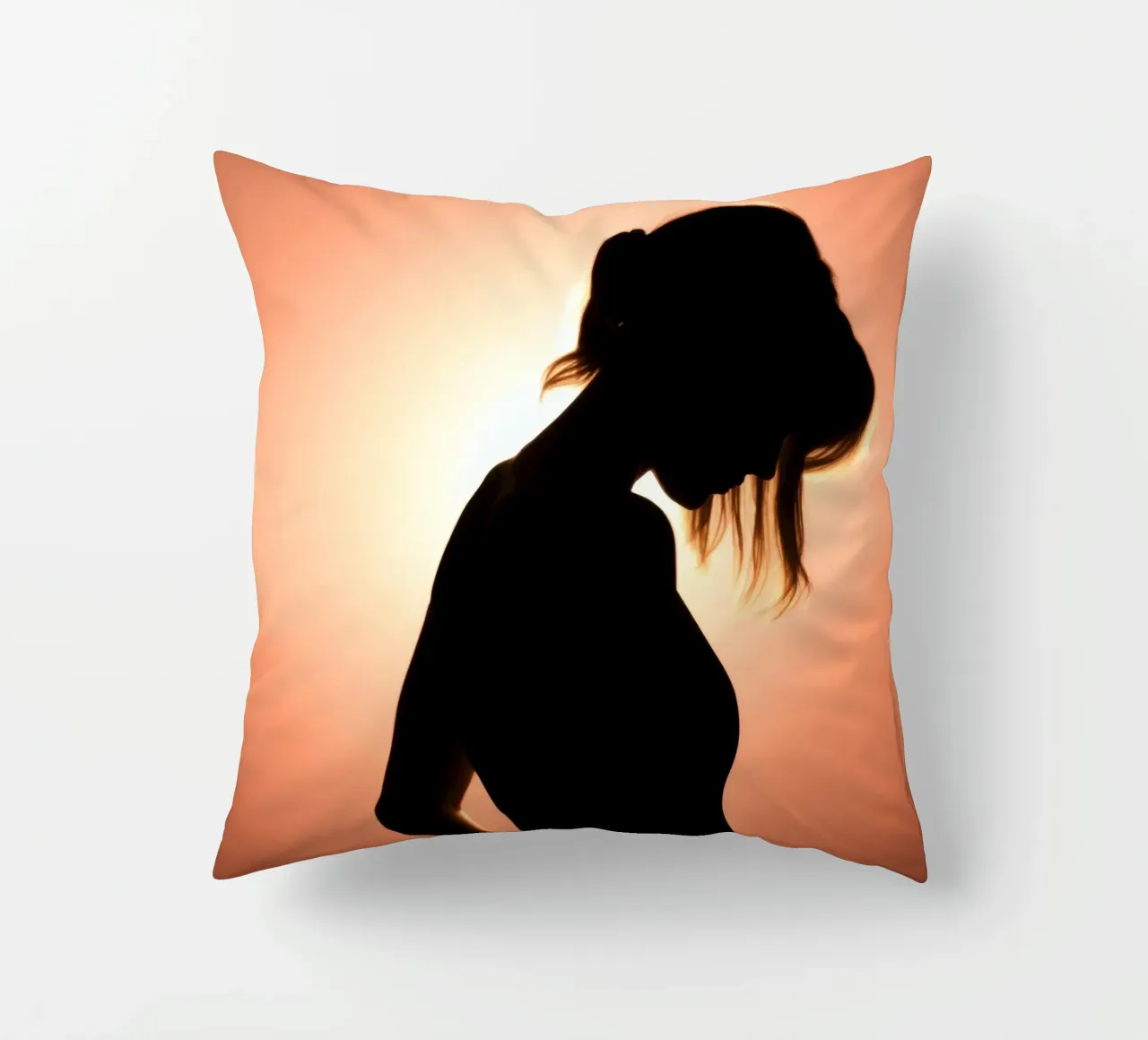 Silhouette di una donna in uno splendido tramonto cuscino da DesignDoodle