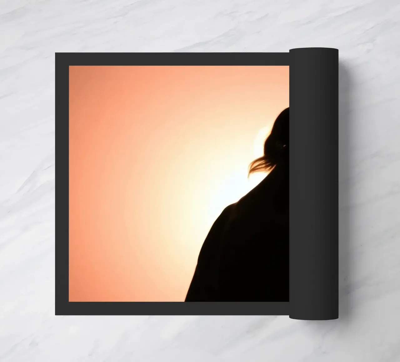 Silhouette di una donna in uno splendido tramonto zerbino da DesignDoodle