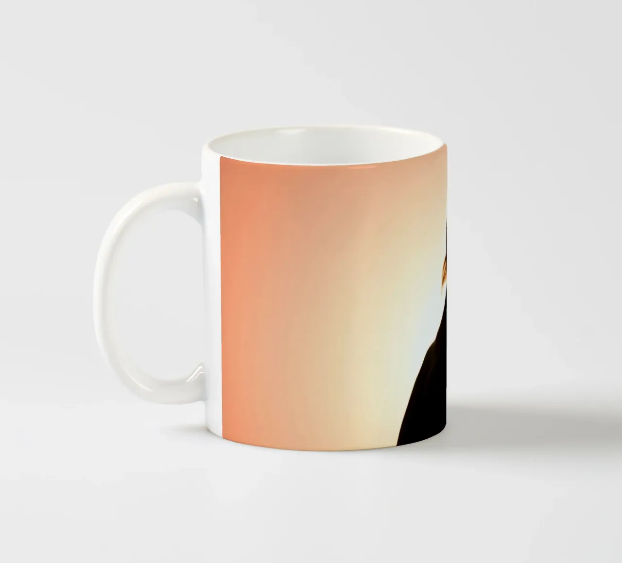 Silhouette di una donna in uno splendido tramonto tazza in ceramica da DesignDoodle