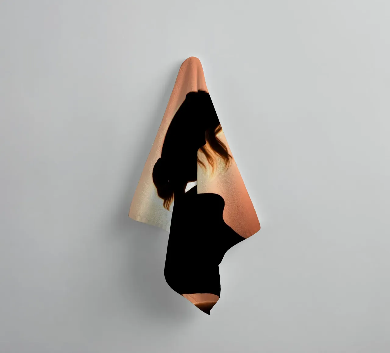Silhouette di una donna in uno splendido tramonto asciugamano da bagno da DesignDoodle