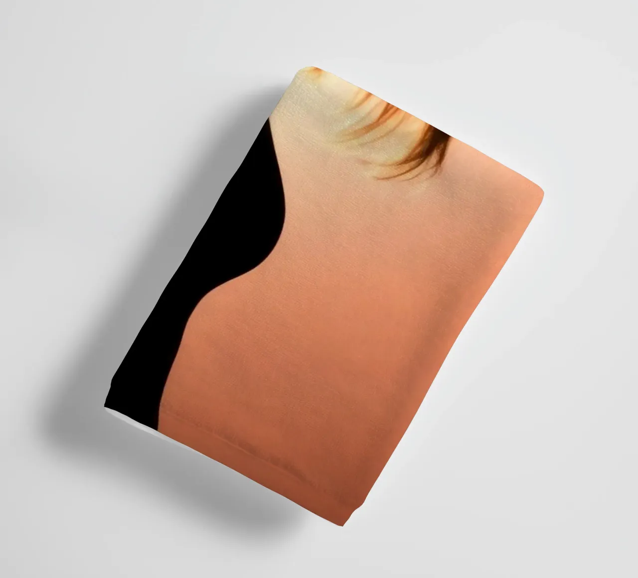 Silhouette di una donna in uno splendido tramonto asciugamano da bagno da DesignDoodle