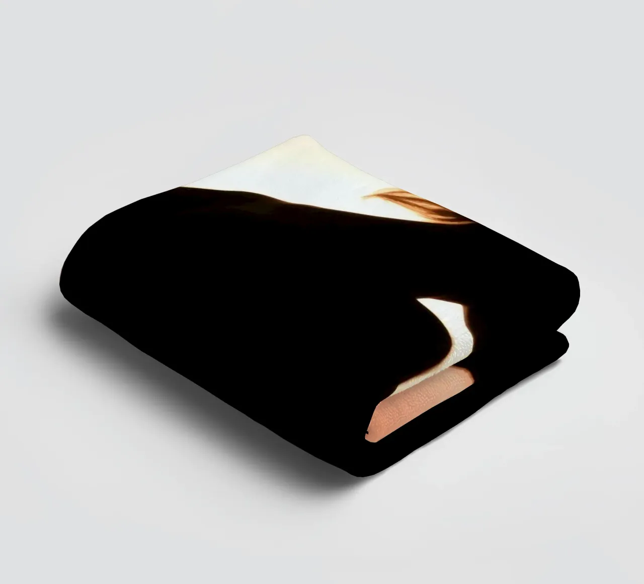 Silhouette di una donna in uno splendido tramonto asciugamano da bagno da DesignDoodle
