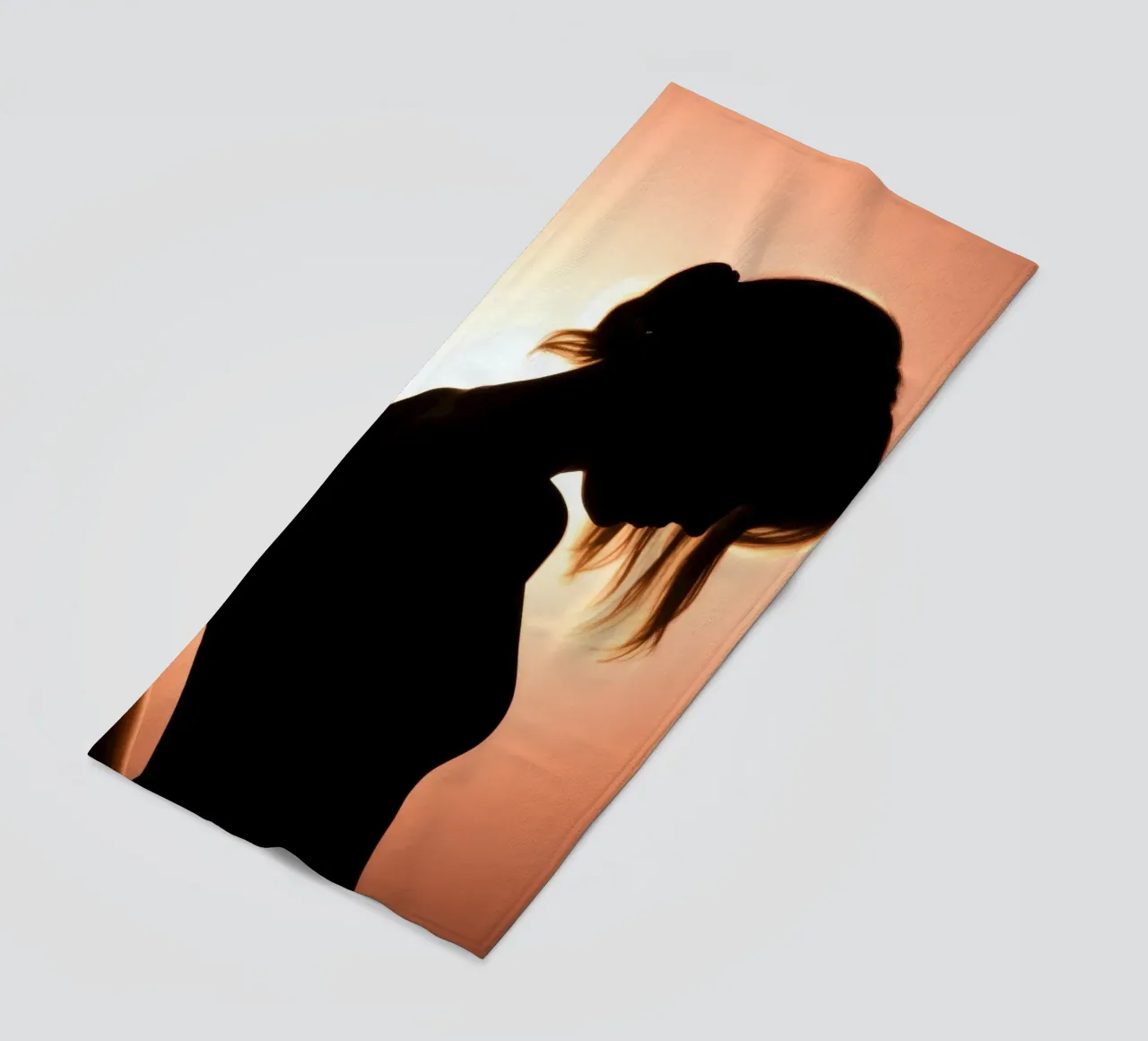 Silhouette di una donna in uno splendido tramonto telo mare da DesignDoodle