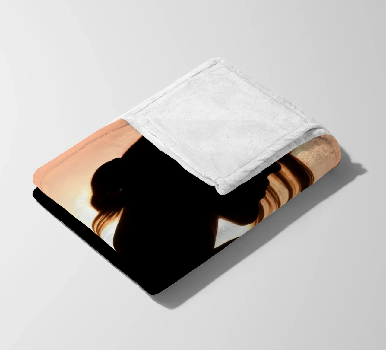 Silhouette di una donna in uno splendido tramonto coperta in pile da DesignDoodle