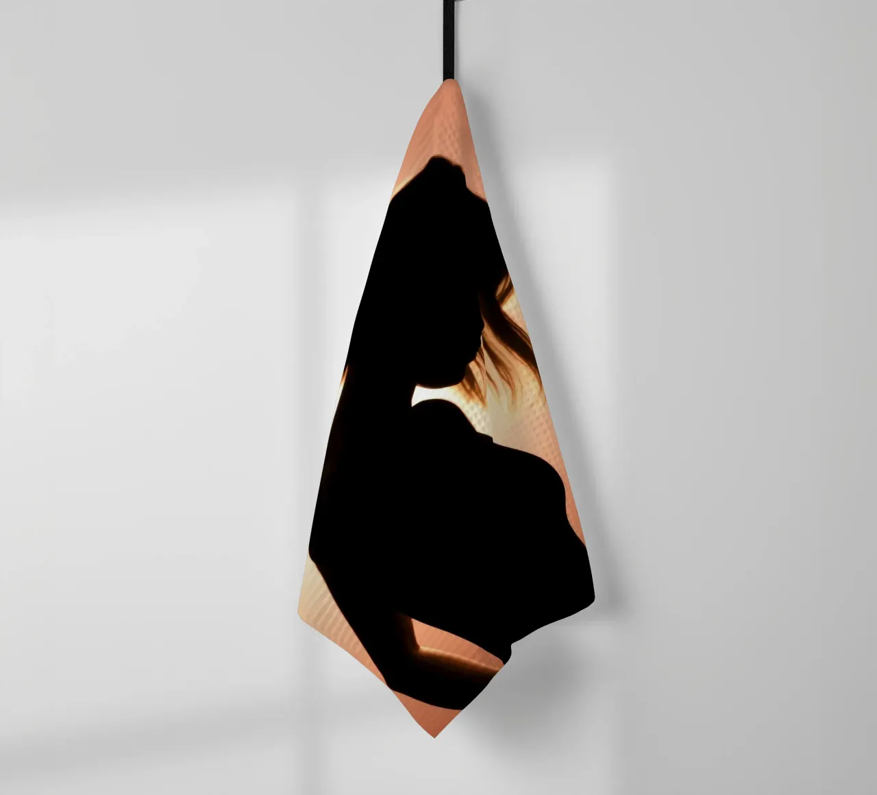 Silhouette di una donna in uno splendido tramonto canovaccio da cucina da DesignDoodle