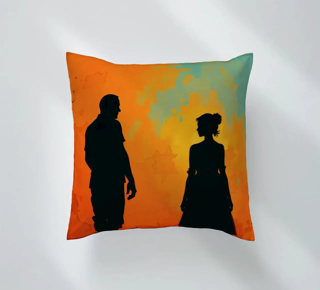 Coppia di sposi in un tramonto dai colori caldi e vivaci cuscino da DesignDoodle
