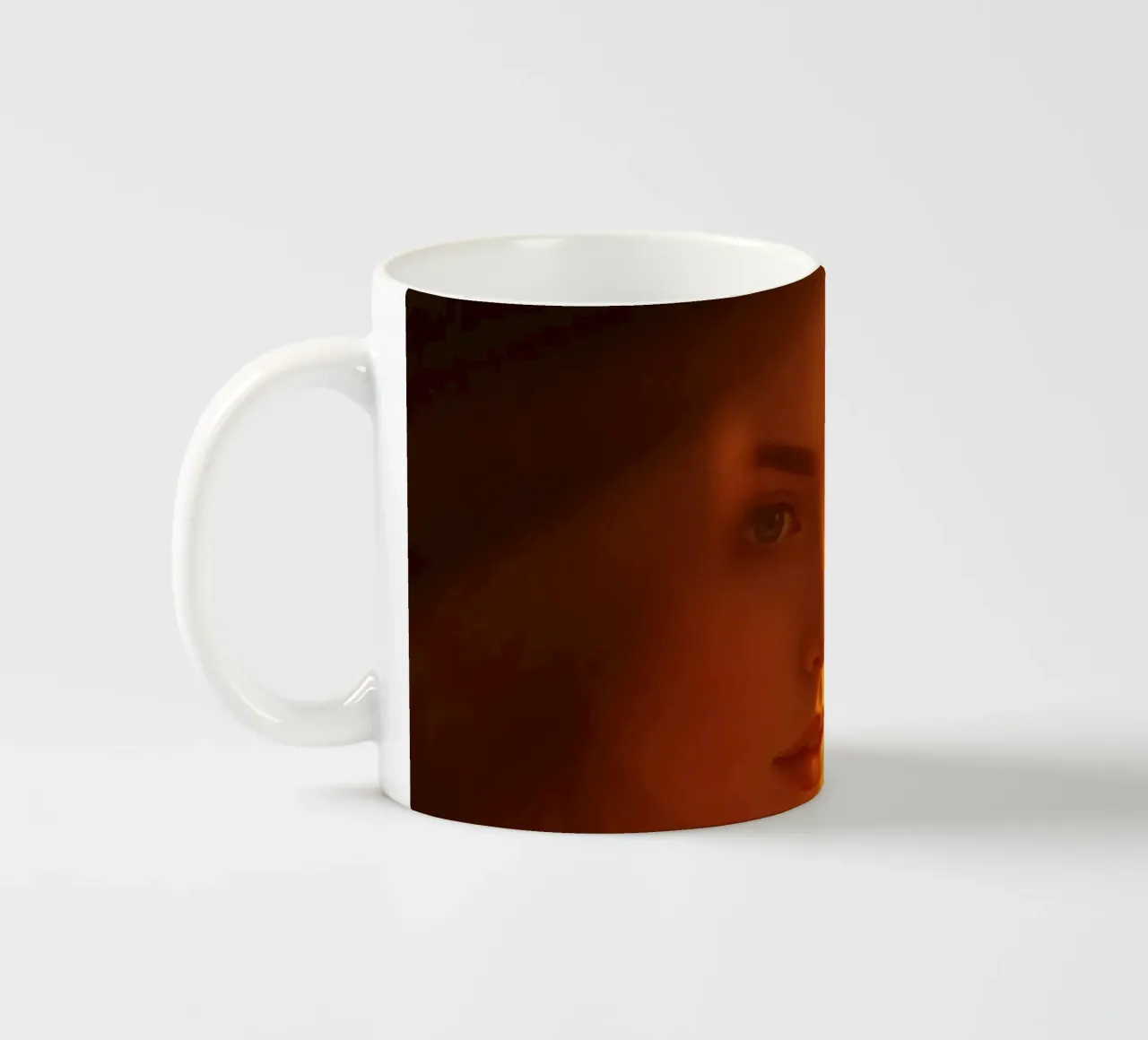 Une douce lumière dorée met en valeur l'expression calme d'une femme. mug en céramique de DesignDoodle