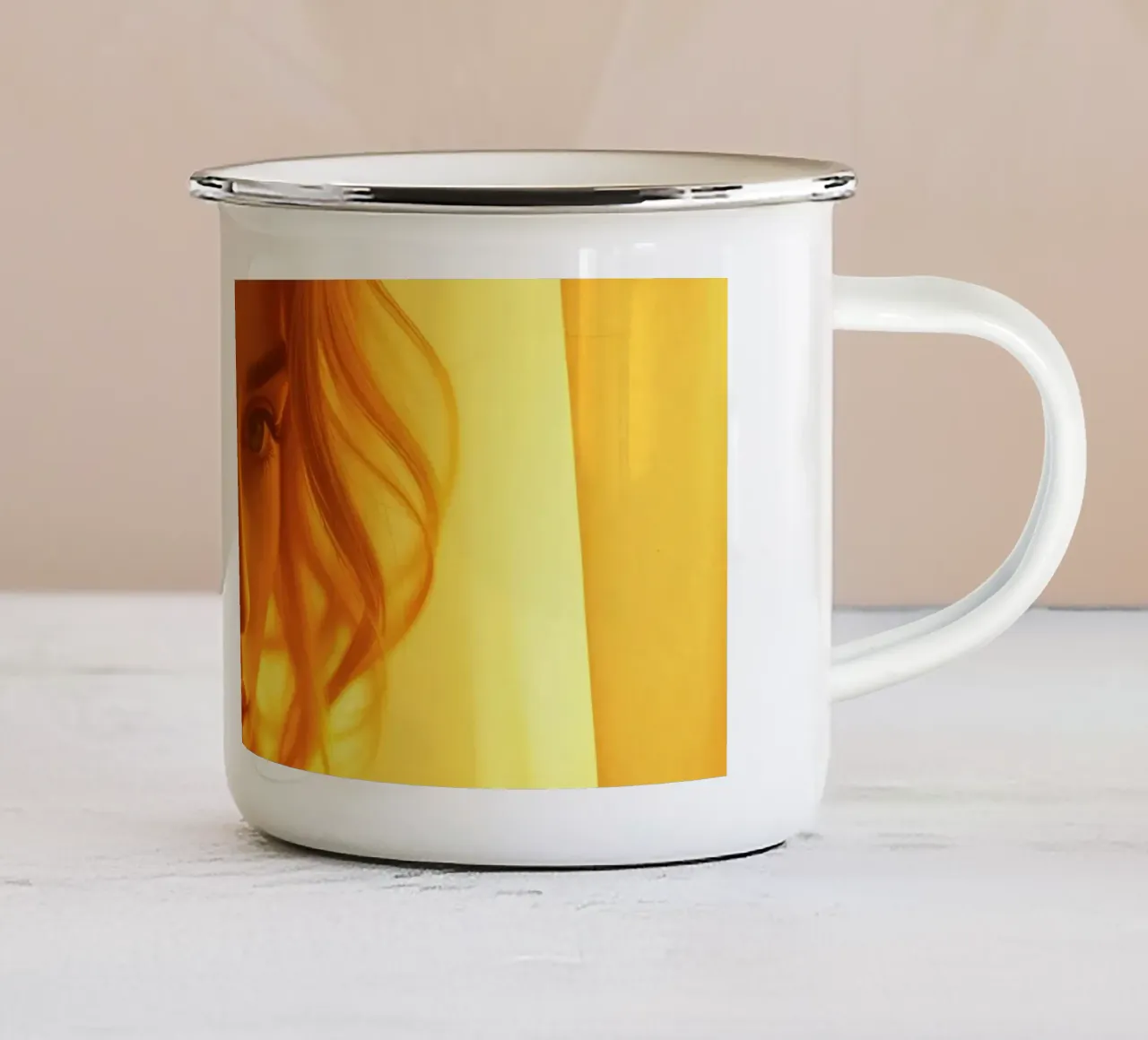 La morbida luce dorata esalta l'espressione serena di una donna tazza in smalto da DesignDoodle