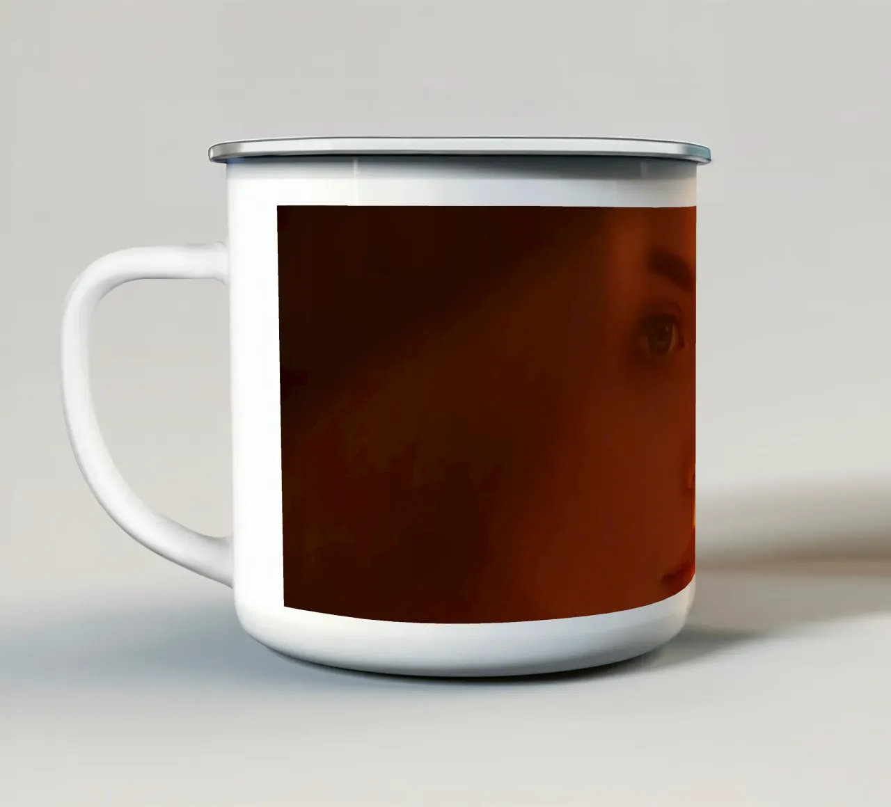 La morbida luce dorata esalta l'espressione serena di una donna tazza in smalto da DesignDoodle