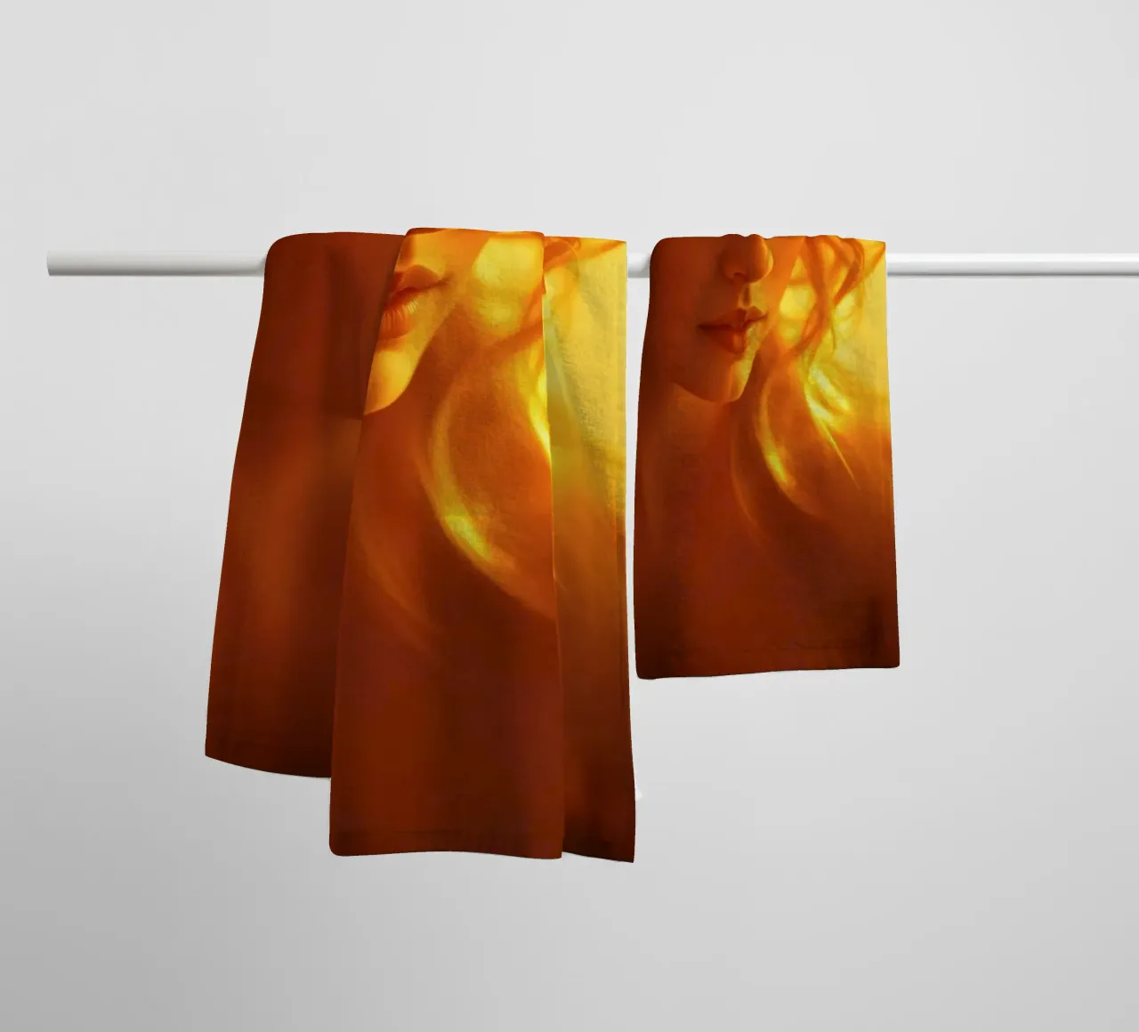 Une douce lumière dorée met en valeur l'expression calme d'une femme. serviette de bain de DesignDoodle