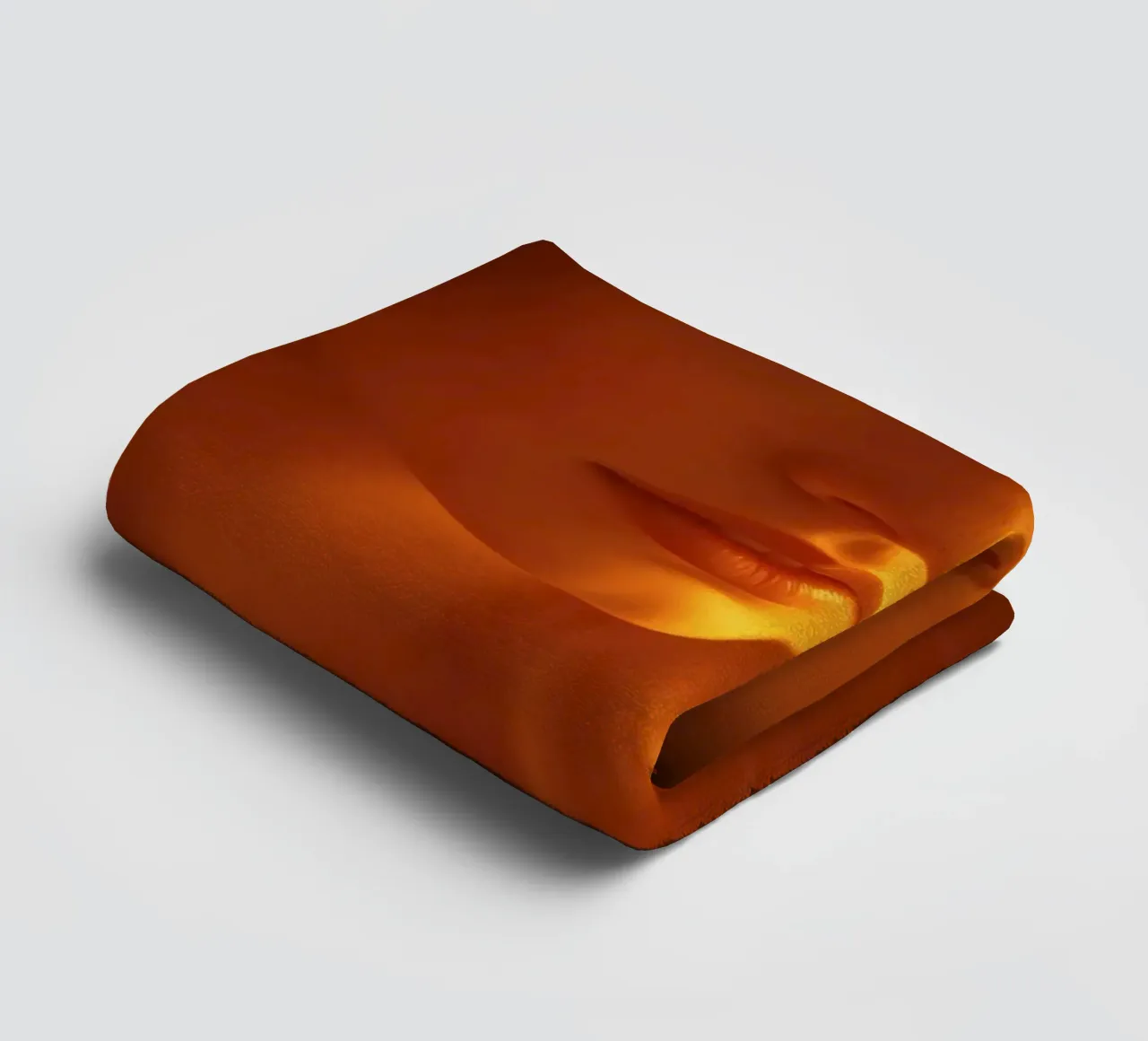 Une douce lumière dorée met en valeur l'expression calme d'une femme. serviette de bain de DesignDoodle