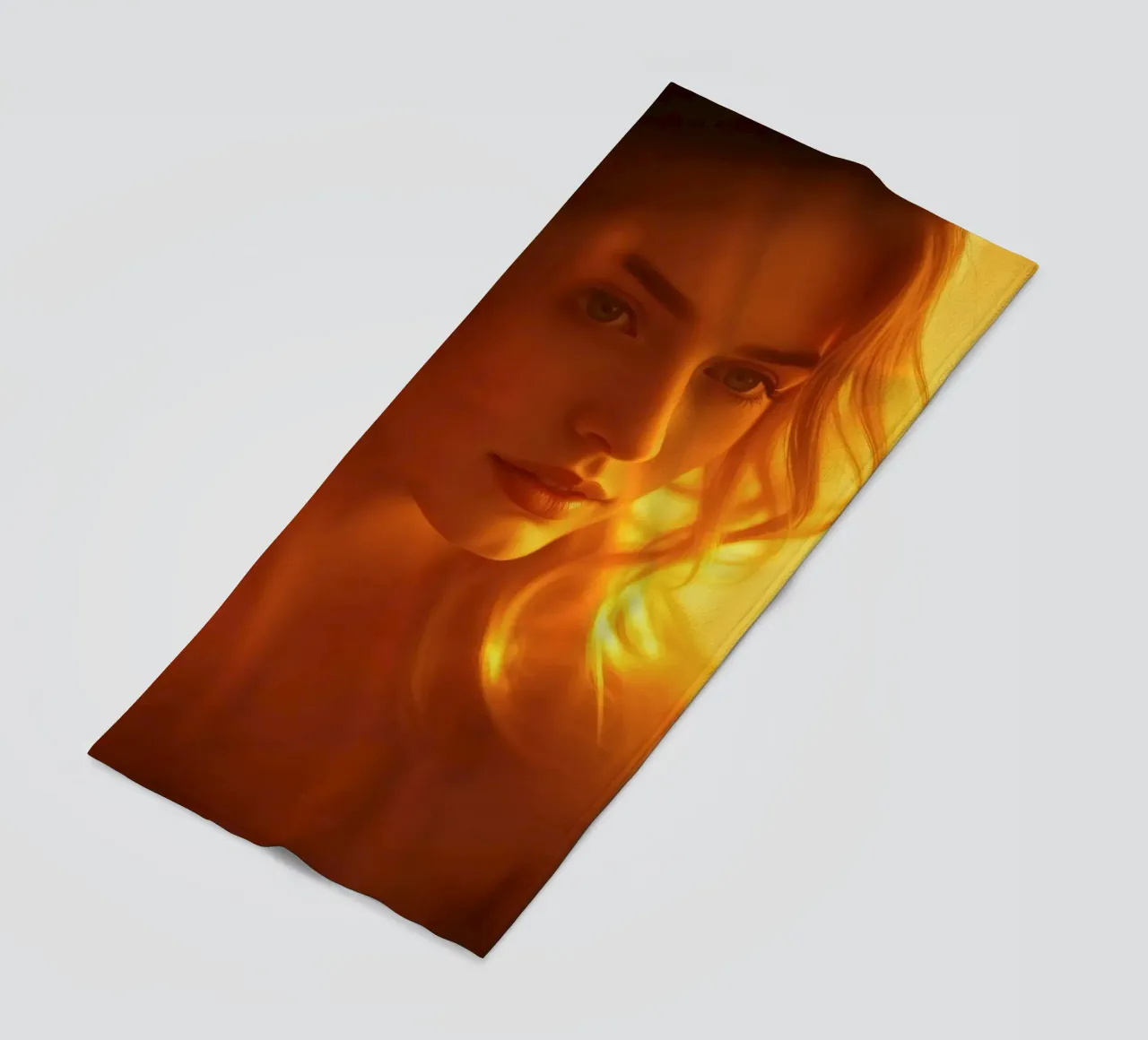 Une douce lumière dorée met en valeur l'expression calme d'une femme. serviette de plage de DesignDoodle