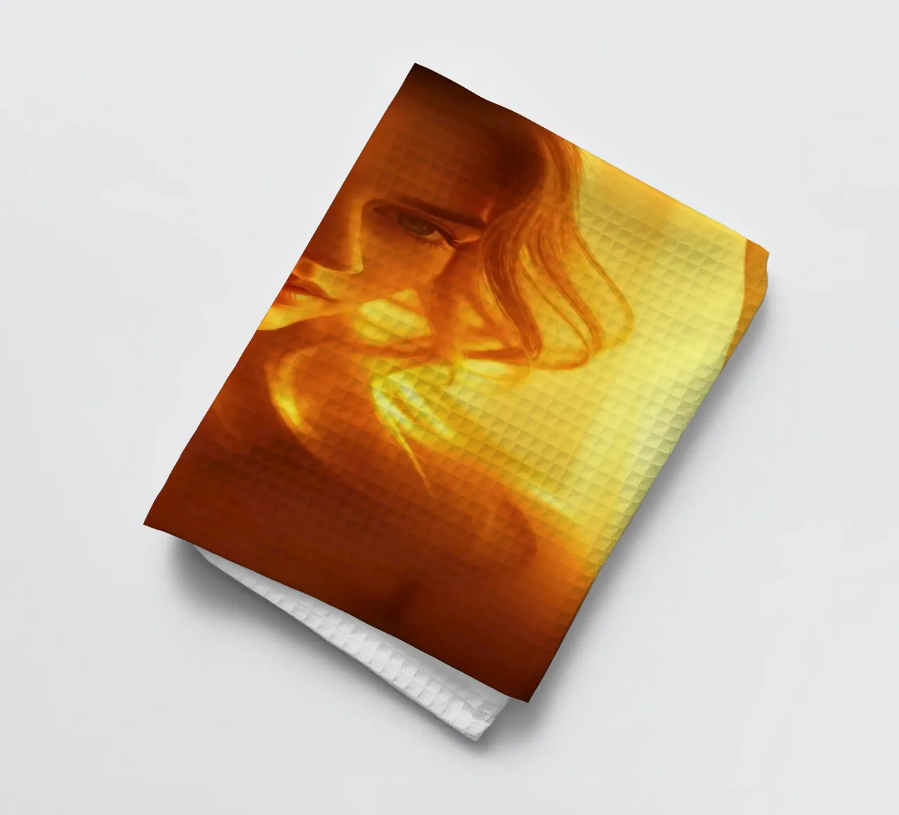 Une douce lumière dorée met en valeur l'expression calme d'une femme. torchon de DesignDoodle