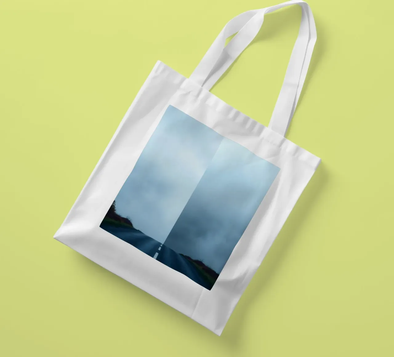 la strada si inoltra nella nebbia, con il verde su entrambi i lati borsa in juta da DesignDoodle